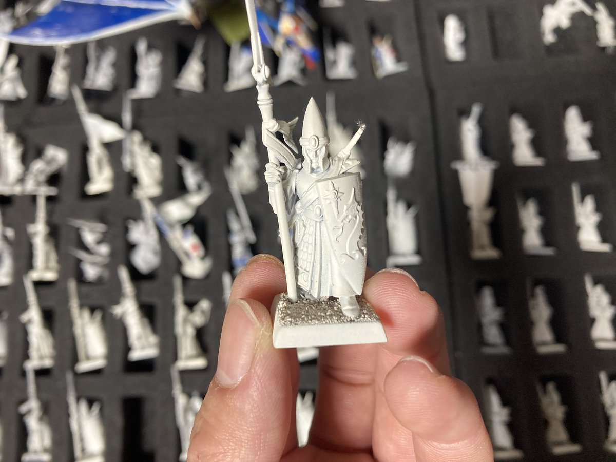 sawagiba's tweet photo. なんかでっかい箱を4つ渡されて
サフしてあるから後はみねた君に託すって
大量のウォーハンマー？のミニチュア貰ったんだけど
これは今でも対戦で使える物なの？？
エイジオブシグマってやつ？？🐸💦 https://t.co/U3uKjmkERT