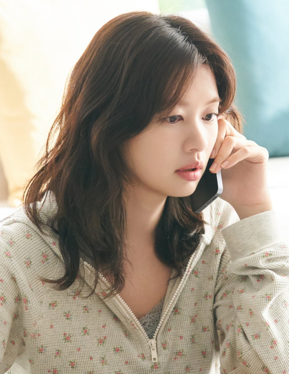 jungsominbr's tweet photo. #WouldYouMarryMe completa 1 ano de estreia! 🥳

Lançado nesse mesmo 10/10 do ano passado, o trabalho mais recente de #JungSomin conta a história de uma designer que propõe um casamento de fachada a um herdeiro de uma tradicional empresa de panificação para conseguir receber uma casa de luxo destinada a recém-casados. O que começa como um acordo conveniente acaba dando espaço a sentimentos inesperados. 

Com lançamento simultâneo no Disney+, a produção conquistou o público internacional e chegou ao topo do ranking de séries mais assistidas da plataforma durante sua exibição. Entrou no Top10 de mais de 15 países e alcançou o 1º lugar do ranking em países como Japão e Taiwan. No Brasil, fez história ao se tornar o primeiro k-drama a entrar no Top 10 do Disney+!

Reconhecida por sua atuação como Yoo Meri, #JungSomin também foi premiada no 2025 SBS Drama Awards, levando o prêmio de Top Excelência na categoria de minisséries de comédia romântica. 

Esse é um trabalho que só trouxe bons frutos. #WouldYouMarryMe, você sempre será especial! 🥰
