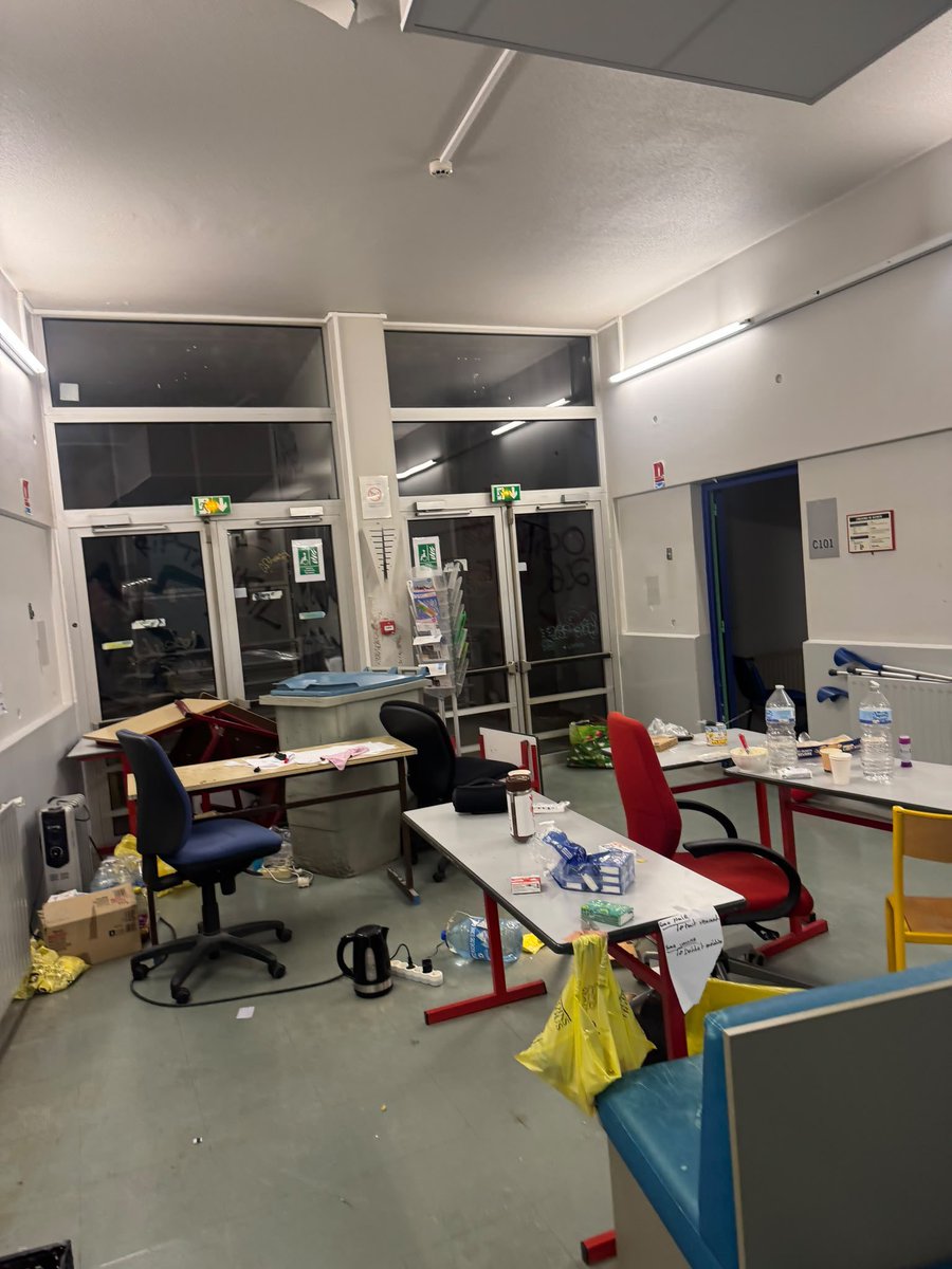 LBleuBlancRouge's tweet photo. 🔴😳 La faculté de Nantes a été libérée ce matin par les CRS après avoir été squattée et saccagée par l’extrême-gauche pendant plusieurs jours..

Des pavés stockés pour lancer sur les forces de l’ordre.. 

Des slogans de haine inscrits partout dont un « 1 Flic = 1 balle » .. 🙄

Ces crapules d’extrême-gauche sont des criminels et elles doivent être traitées comme telles. 

Qui va encore payer tout ça ? 😤👊🏻