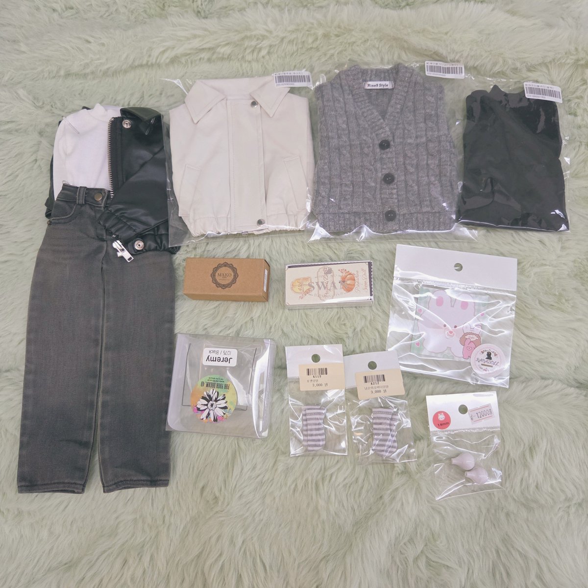 proj_Pygmalion's tweet photo. 집와서 기절하는 바람에 이제야 올리는 전리품들..!!!
딱히 사려고 작정한게 안구 말고는 별로 없었어서 슬렁슬렁 소확행이나 하고 있었는데, 나인나인에서 갑자기 터져나간 내돈🫪💫
타래로 물품 정리해욥♥️ https://t.co/q9VcRy9K50