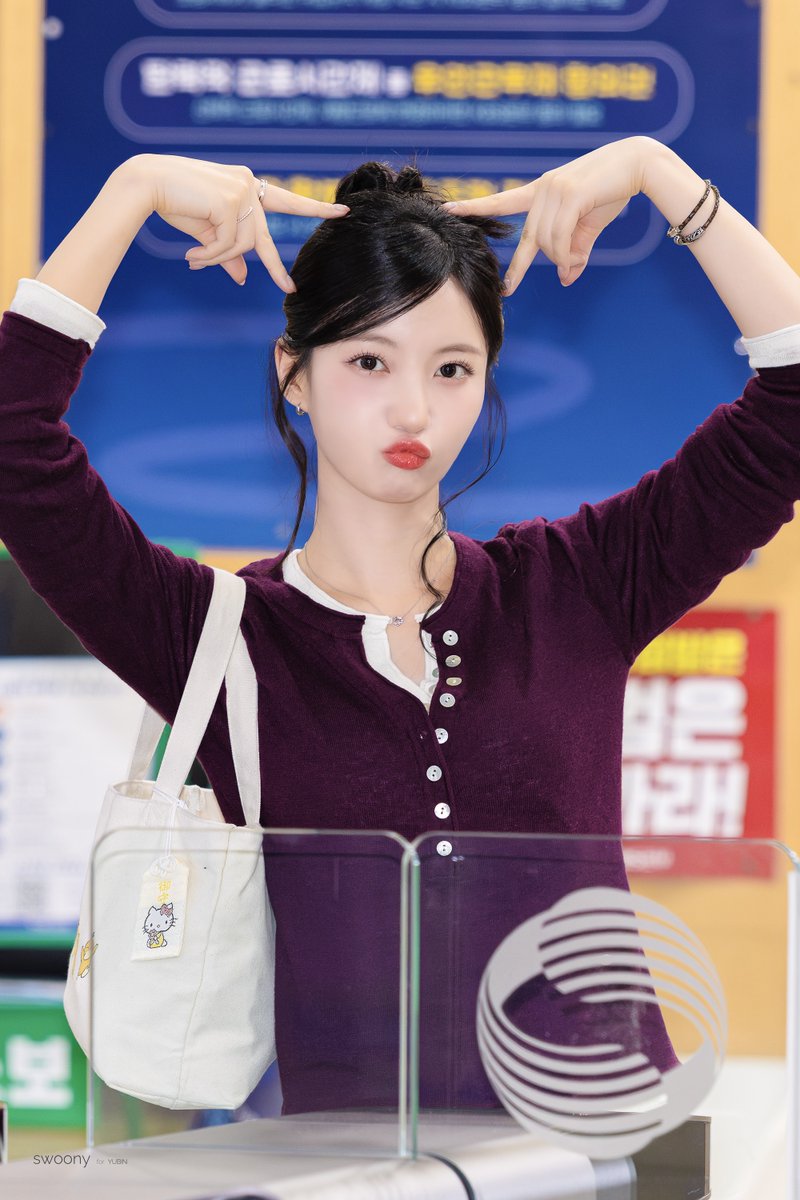 swoony_yubin's tweet photo. 261009 쌤과 함께

행복을 부르는 고양이🐈‍⬛

#오마이걸 #유빈 #배유빈 
#OHMYGIRL #YUBIN https://t.co/oosG6cLVKc