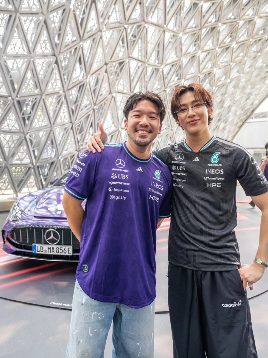 nsblossoms's tweet photo. น้องแบมกับคุณ Aiken Chia หล่อมากครับ

‘Wishing Kimi and the Mercedes-AMG PETRONAS team an incredible race weekend here in Singapore🏎️🏁’

#BamBamxadidasxMercedesF1
#BamBam #뱀뱀 @BamBam1A https://t.co/LBNMphQdvp