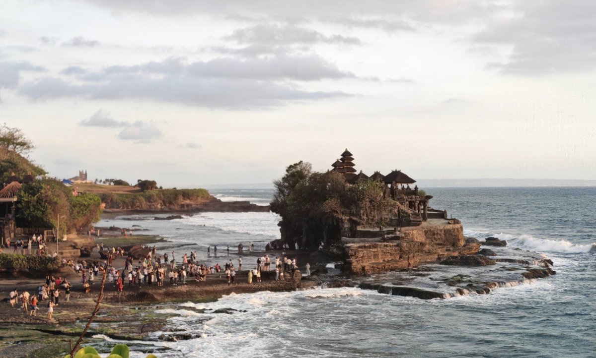 Gyrowoof's tweet photo. The 16th-century Tanah Lot Sea Temple (Pura Tanah Lot) at #Kediri and #Uluwatu cliffside temple both at sunset! #Bali #Indonesia #GyroTravels https://t.co/u1r2acx4JB