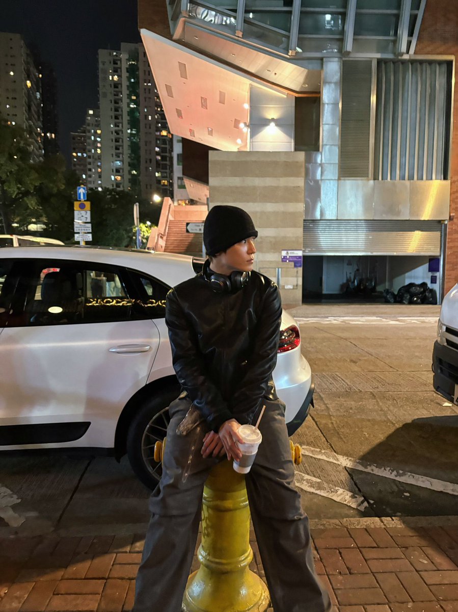 tmeyong's tweet photo. Hongkong city nights look better with me. https://t.co/unXkR25vHy