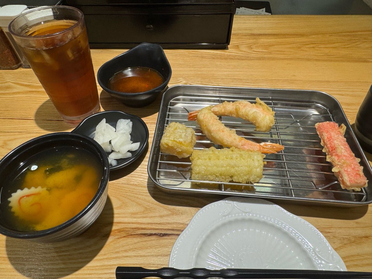SUrfacexlr's tweet photo. 晩ご飯はカレーにしようかと思ったら、今日は暑すぎて食欲が湧かない… でも冷やしうどんなら食べられそうだ、やっぱり夏は冷たいものが最高だ！ https://t.co/7Zpn677zMl