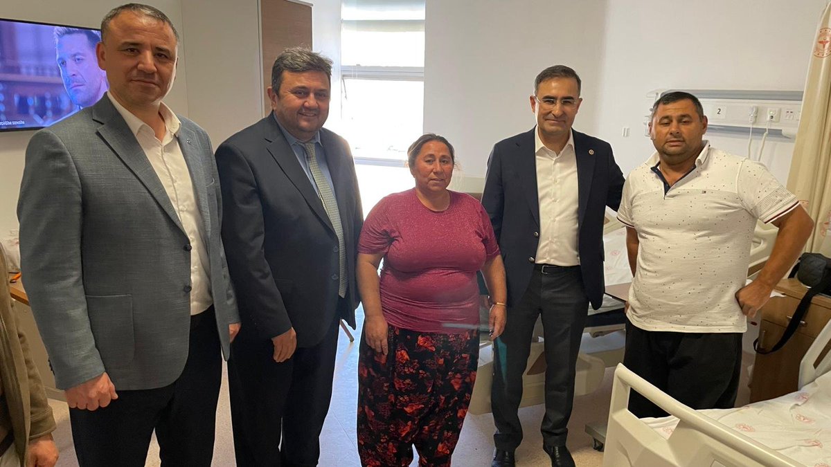 MvDrHasanArslan's tweet photo. 📍 Manisa | Kula | Devlet Hastanesi

​Türkiye Yüzyılı Buluşmaları Kula programımız kapsamında Devlet Hastanemizin Acil Servisi'ni ziyaret ederek tedavi gören hemşehrilerimize geçmiş olsun dileklerimizi ilettik.
​Az önce Körez köyünde meydana gelen ev yangınında dumana maruz kalan ve ilk müdahalesini olay yerinde bizzat gerçekleştirdiğimiz kıymetli teyzemizi de acil serviste yalnız bırakmadık. Çok şükür teyzemizin sağlık durumu gayet iyi. Kendisine ve yangından etkilenen ailemize bir kez daha geçmiş olsun dileklerimi iletiyorum.
​Rabbim tüm hastalarımıza Şâfi ismiyle acil şifalar versin; gece gündüz demeden fedakârca çalışan sağlık personellerimize kolaylıklar ihsan etsin.