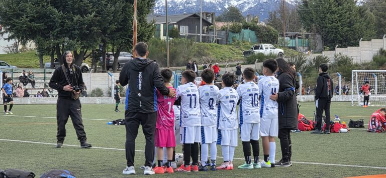 LaAngosturaDigi's tweet photo. Villa La Angostura vive una verdadera fiesta del fútbol infantil con la 8ª edición de la Patagonia Cup https://t.co/ch0Zm6J7k9 https://t.co/p8HfNYFOJS