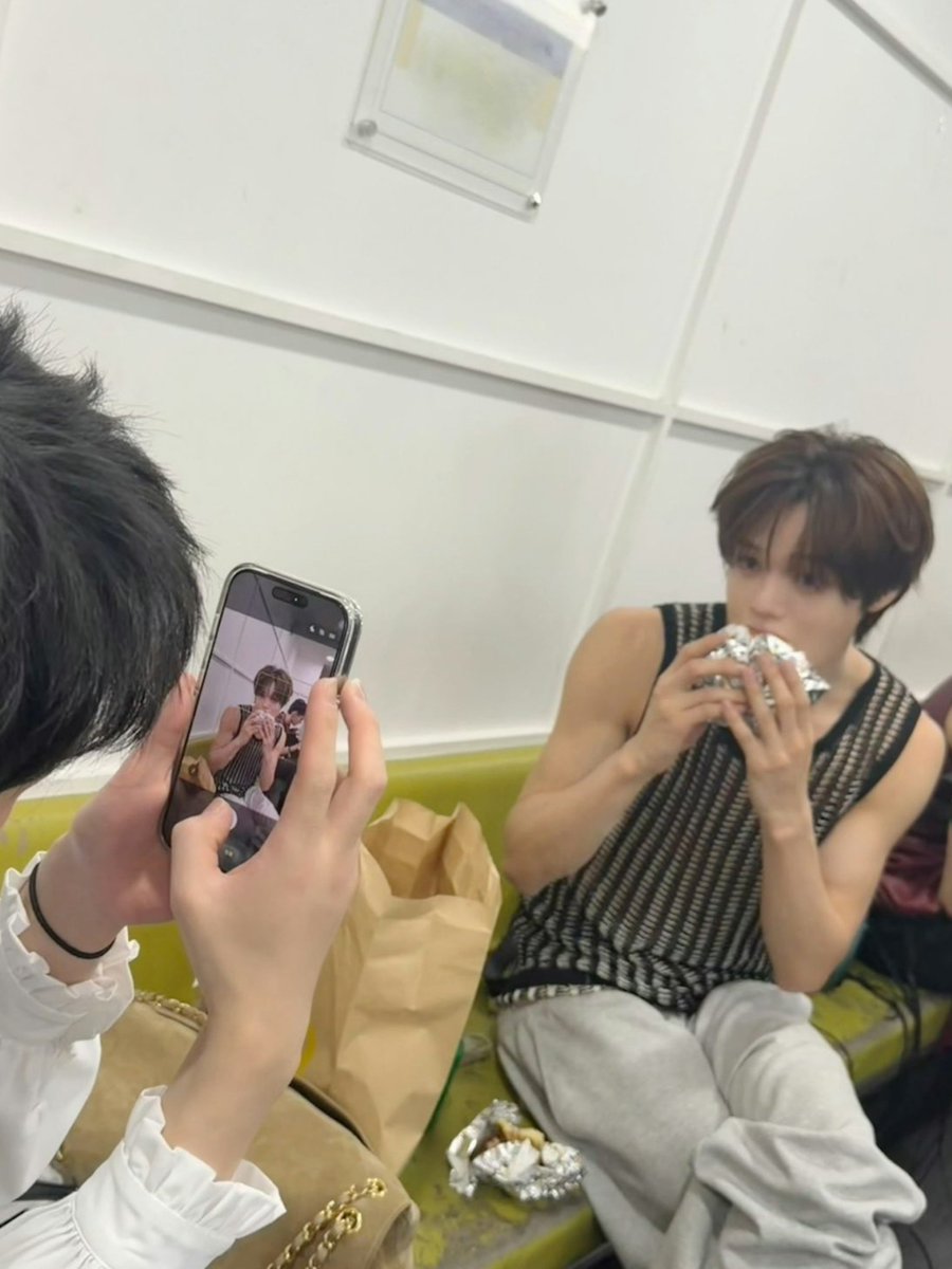missyudai's tweet photo. yuyud hamil banget anjrittttt, hamil dan nafsu makan membesar terus ruru foto buat dikirim ke grup, "lapor guys, pria hamil sudah diberi nutrisi." https://t.co/iVal4NpcJG