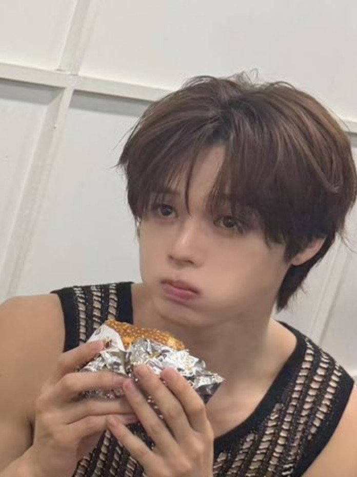 missyudai's tweet photo. yuyud hamil banget anjrittttt, hamil dan nafsu makan membesar terus ruru foto buat dikirim ke grup, "lapor guys, pria hamil sudah diberi nutrisi." https://t.co/iVal4NpcJG