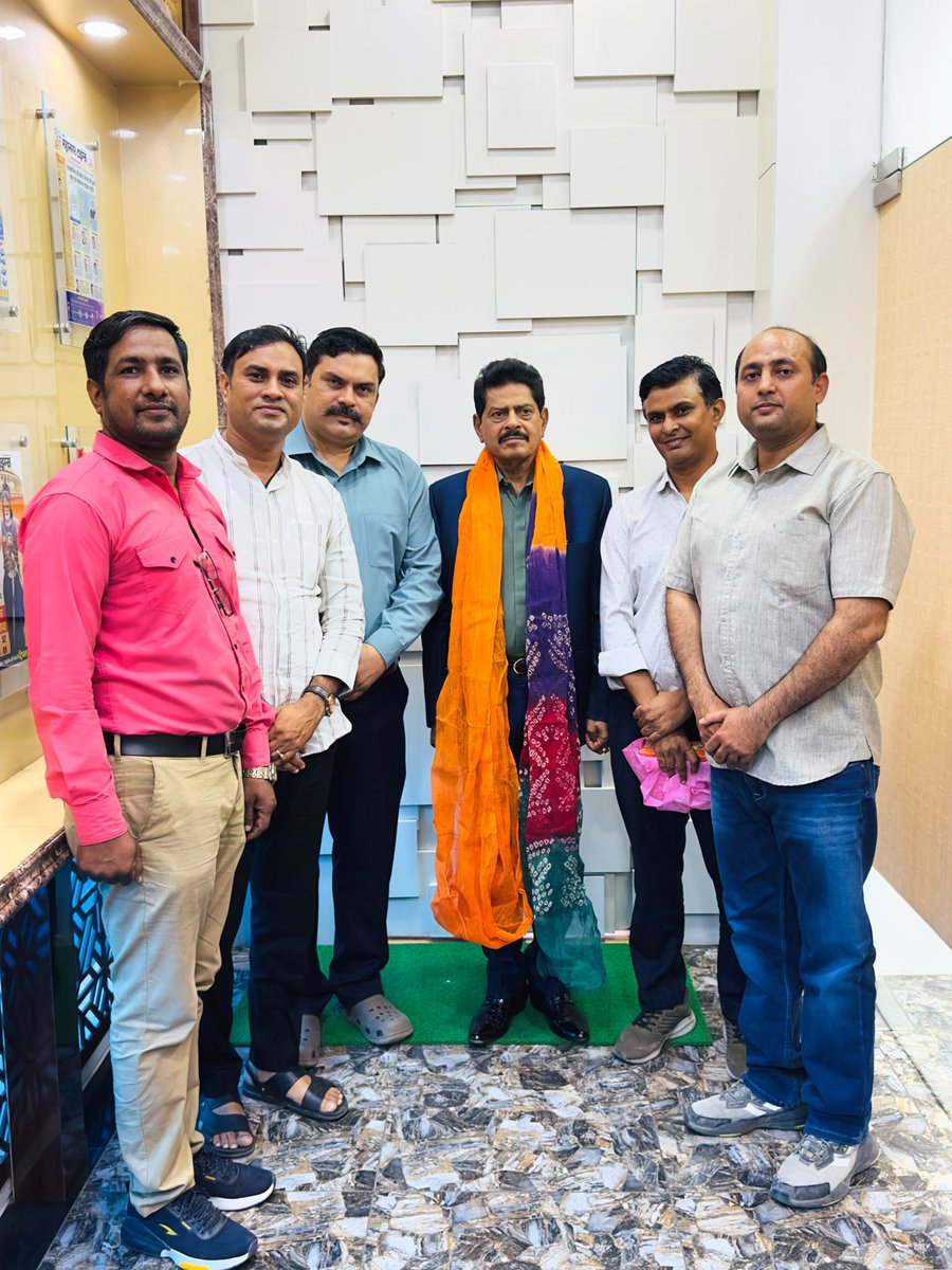 RPEA_U's tweet photo. प्रदेशाध्यक्ष श्री जल सिंह कुंतल जी के नेतृत्व में राजस्थान फार्मासिस्ट कर्मचारी संघ (एकीकृत) के प्रतिनिधिमंडल ने विधायक श्री गोपाल शर्मा जी से मुलाकात कर PCI गजट, डबल चार्ज एवं वेतन-भत्तों संबंधी मांगें रखीं। विधायक महोदय ने सहयोग का आश्वासन दिया।

#RajasthanPharmacist https://t.co/xWgeYolZME