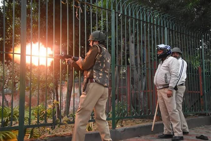 faizulhaque95's tweet photo. इंसानियत की दुहाई देने वाली दिल्ली पुलिस के सामने जब मामला मुसलमानों को आता है तो वो सारी इंसानियत भुला कर सरों पर वार करती है। https://t.co/Gl7PM8fiQy