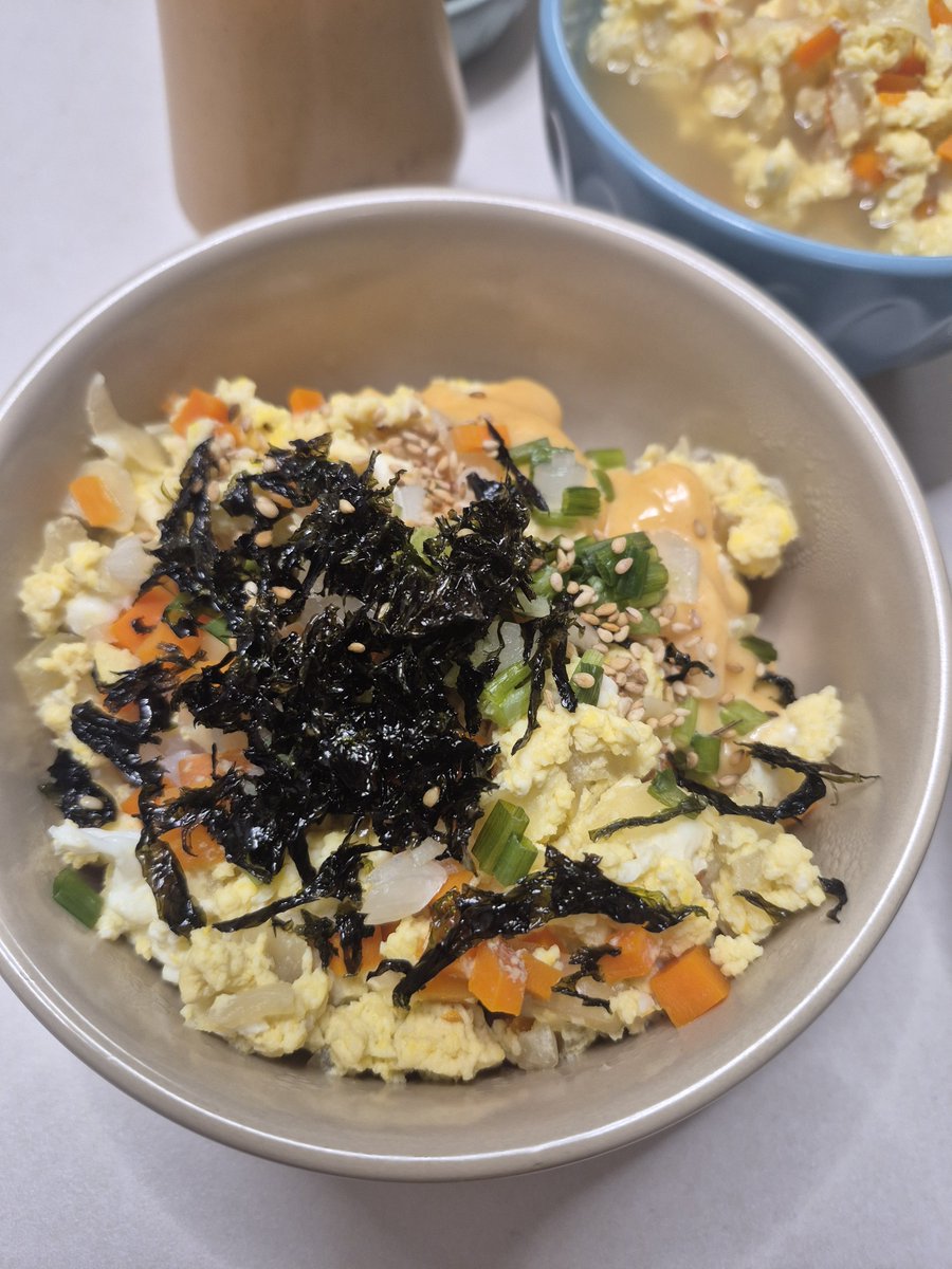 kongshamdu's tweet photo. 日本のフォロワーの皆さん、こんばんは！🙋‍♂️

カルディの明太子マヨを教えてくれた方、本当にありがとうございます！ドストライクすぎて、もう手放せなくなりました😭

昨日は妻が二日酔いだったので、夜ご飯に明太マヨの卵ごはんを作ってあげたら、めちゃくちゃ美味しかったです！これ買いにまた日本行かないとな笑

韓国だと明太子を使った料理はけっこうなお値段になるので、これを手軽に美味しく食べられるのは本当にありがたいです🥹