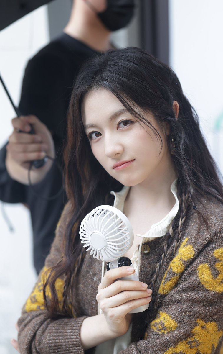 lilandiary's tweet photo. 🧸 261010 | Li Landi Studio Weibo Update. (3/3)

Autumn winds sweep across the brick rooftops, and it’s the perfect time for us to meet.

#LiLandi #李兰迪 https://t.co/diSsurTlKg