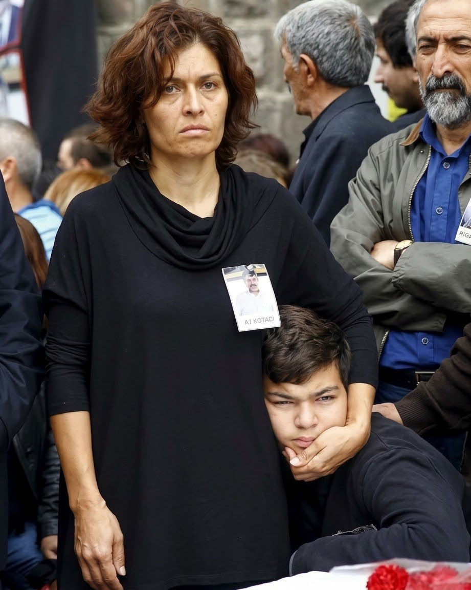 ToplumsalMht244's tweet photo. Unutmak yok affetmek yok!

10 Ekim Katliamı’nda katledilen 103 kişiden biri olan demiryolu işçisi 
Ali Kitapçı’nın cenazesinde eşi Emel Kitapçı ve oğlu Artun Siyah Kitapçı.