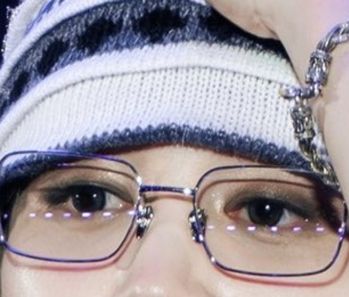 dolliepjm_13's tweet photo. Jimin's eyes makeup is so pretty I m obsessed..✩.⋆ https://t.co/tCLCNt0bsz