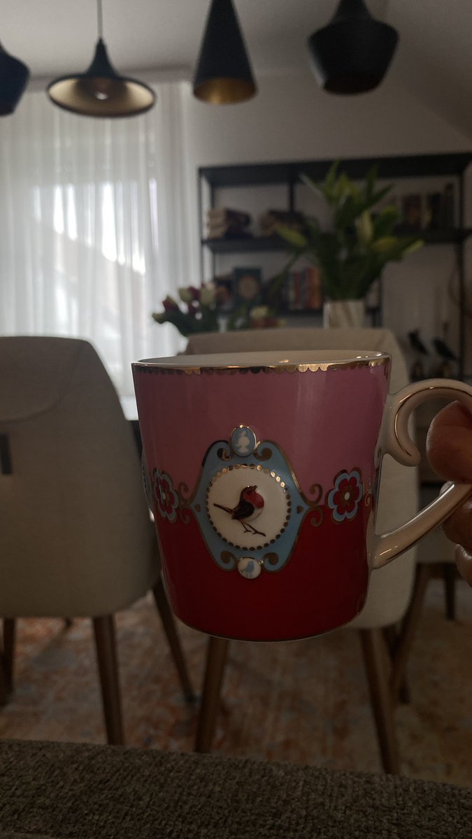 elifizmH's tweet photo. Erkenden alışverişe gittim, kasa sırasında yaşlı oma opalarla sohbet ettik, kendime çiçek aldım, kahvaltımı araba yaptım kahvemi de içtim şimdi işlere koyulacağım
Hayat her şeye rağmen güzel yaşamasını bilene🥰 https://t.co/L9q4EgdopR