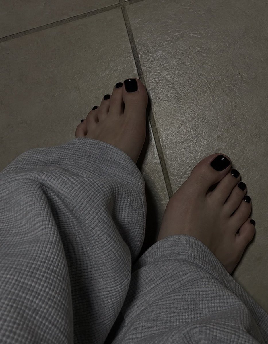 sofiaaabae's tweet photo. Black on my feet :3 https://t.co/1zCWDlxcyM