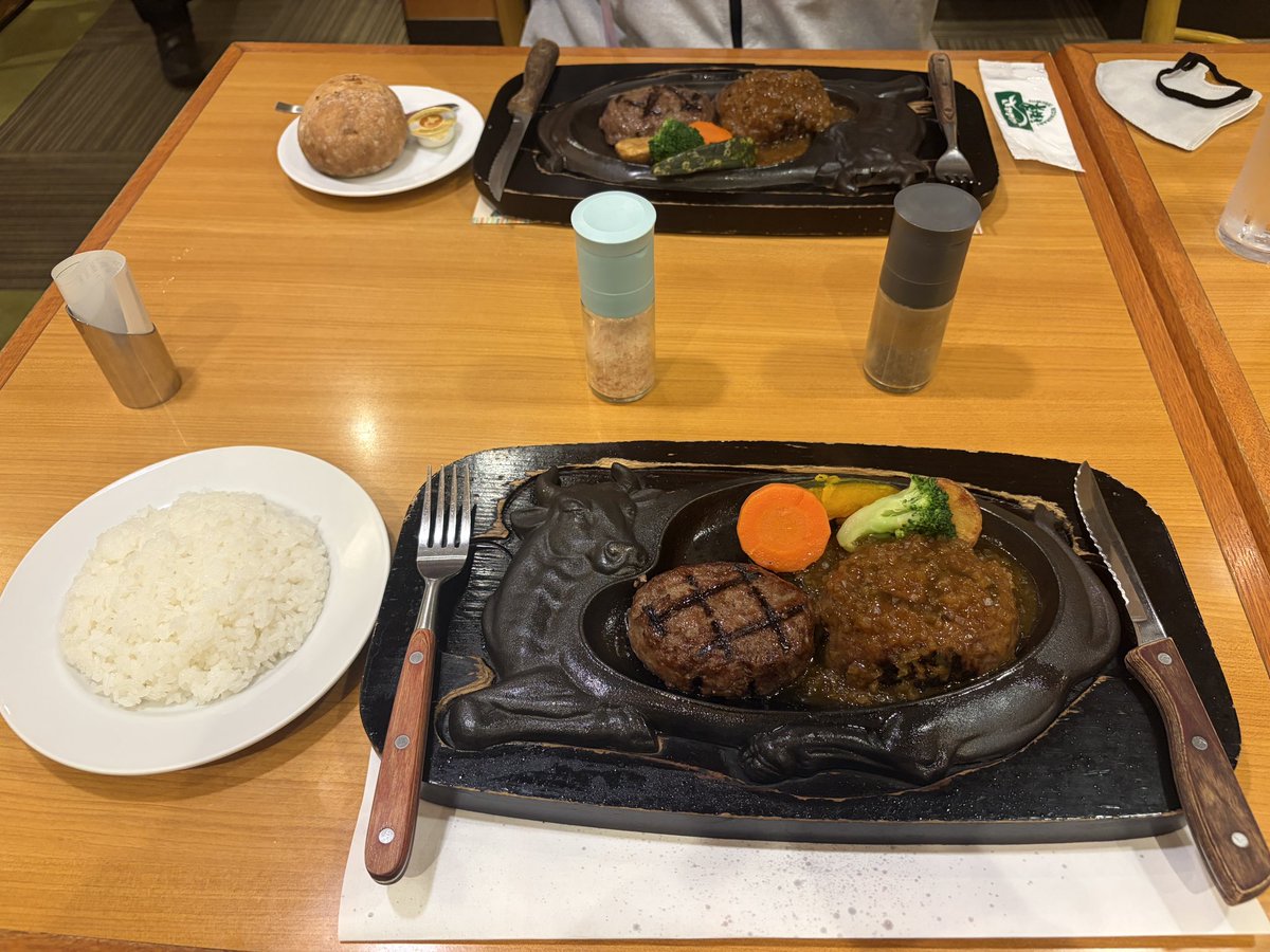 Adochan_1093's tweet photo. 飯テロ🍴

今日は娘が部活の合宿で不在なので、息子とデートです✨

にしても、相変わらず休日のディナータイムの浜松ナンバーの少なさよ😅
店内も色んな訛りが入り混じってる🤣

店舗限定でネット予約できるようになって、最寄り店舗がネット予約可能になったおかげで、時間を有効に使えたわ👍 https://t.co/uECdS4JI9r