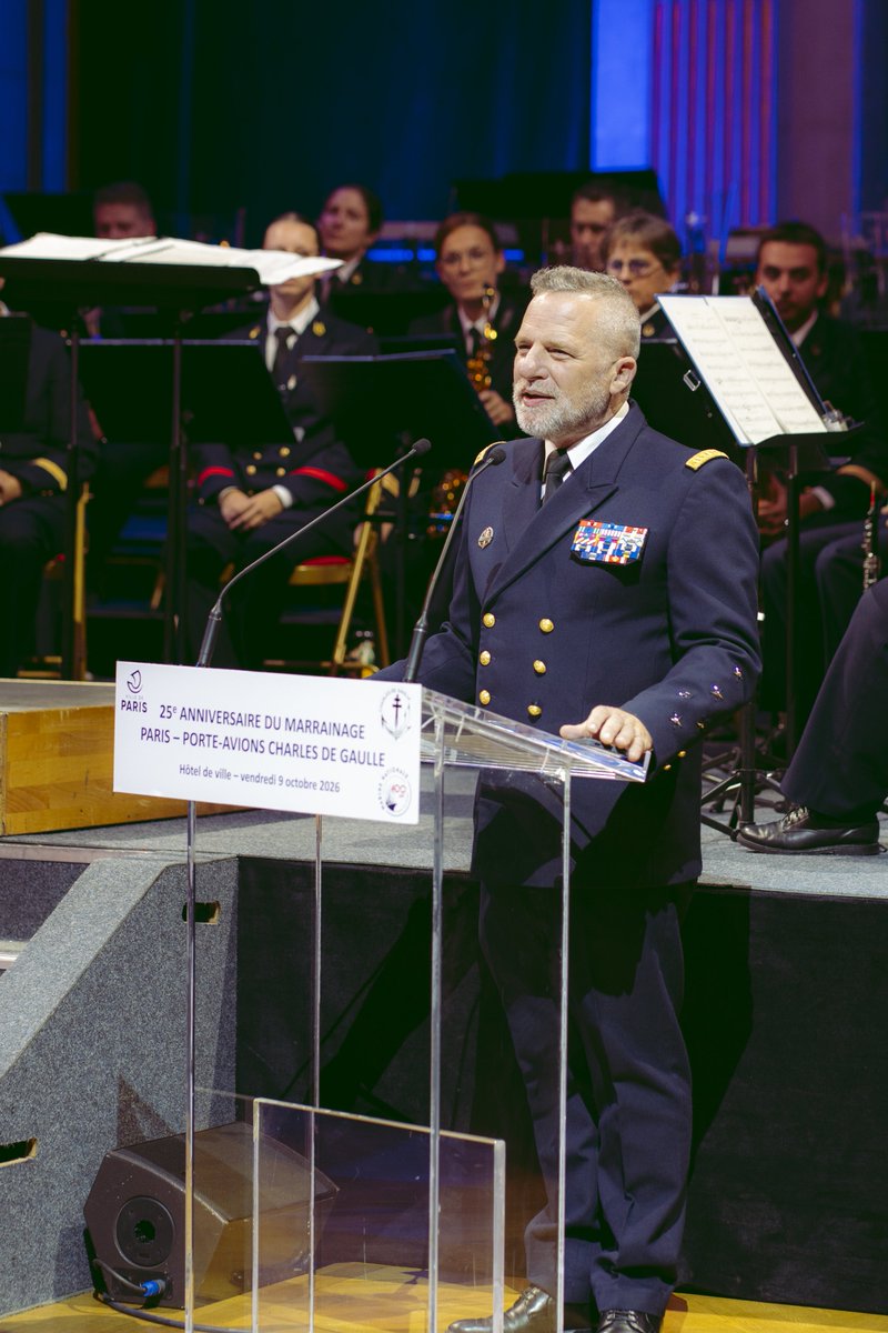 CEMM_FR's tweet photo. 🇫🇷⚓️ Paris et le Charles de Gaulle : 25 ans d’un lien très fort !

Depuis le 9 octobre 2001, la ville de @Paris est la ville marraine de notre porte-avions Charles de Gaulle.

Avec le commandant du porte-avions, le CV Thomas, et @egregoire , nous avons célébré ces 25 années d’échanges, de fidélité et de soutien mutuel, notamment par la signature d’un parchemin commémoratif.

Des rues de Paris aux coursives du porte-avions, en baskets ou en uniforme : ce parrainage se vit au quotidien.

Je souhaite à la ville de  Paris et au porte-avions Charles de Gaulle d’écrire ensemble encore de belles et riches pages de ce parrainage. 🇫🇷⚓