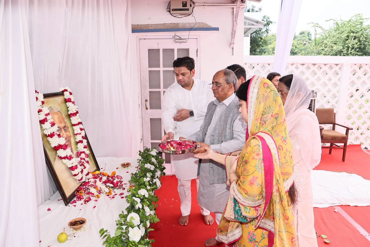 thisissanjubjp's tweet photo. लखनऊ स्थित आवास पर पितृपक्ष अमावस्या के अवसर पर सपरिवार श्रद्धेय कल्याण सिंह ‘बाबूजी’ का पुण्य स्मरण कर उन्हें भावपूर्ण नमन किया तथा ब्राह्मणों को भोजन कराकर श्रद्धा निवेदित की।

बाबूजी का जीवन राष्ट्रसेवा, जनकल्याण और भारतीय सांस्कृतिक मूल्यों के प्रति समर्पण की प्रेरक गाथा है। उनके विचार, आदर्श और सार्वजनिक जीवन में स्थापित मूल्य सदैव समाज एवं राष्ट्र के प्रति कर्तव्यबोध की प्रेरणा देते रहेंगे।