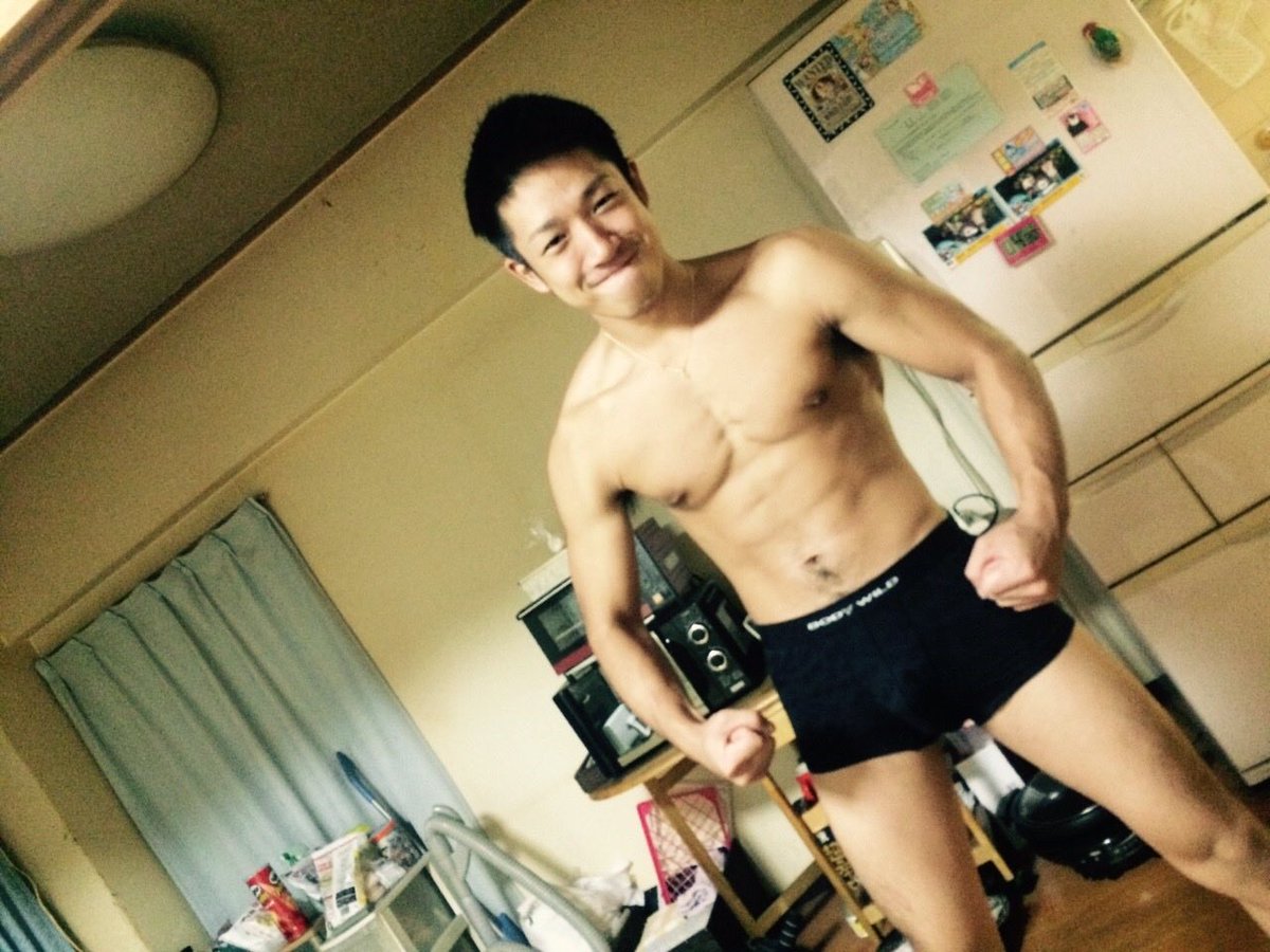 RO__fitness's tweet photo. 筋トレ歴12年。

24歳 → 30歳 → 34歳

あれ？4年前が一番バキバキじゃね？🤣

12年やっても理想の身体にはまだ遠い。

筋トレって一生終わらん沼やな。笑

40歳の自分が楽しみやで💪🔥 https://t.co/T5faXHtms0