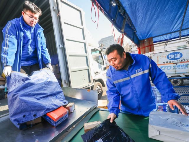 touch_beijing's tweet photo. More than 4 billion #parcels were delivered in #Beijing in the first half of this year, an average of 22.55 million a day, or roughly one parcel per resident per day!
#delivery https://t.co/h5NjdH4Sm3