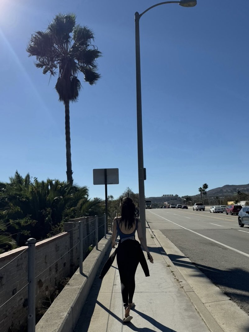ujiminphoria's tweet photo. OMFG KARINA TRIED SURFING FOR THE FIRST TIME SHE’S SO COOL https://t.co/5iKoEkKxlq