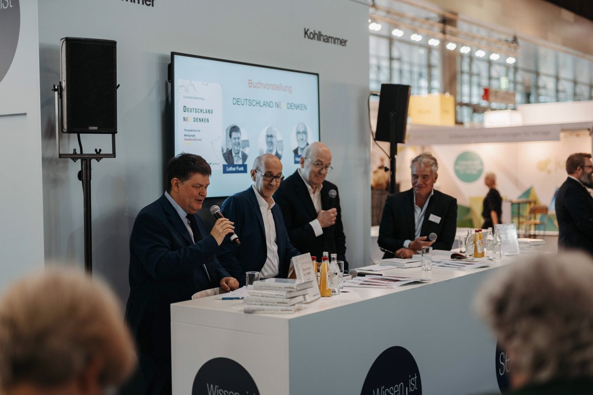 Kohlhammer's tweet photo. Gestern durften wir die Herausgeber des neuen Sachbuchs "#Deutschland neu denken" an unserem Stand begrüßen. Prof. Lothar Funk, Prof. Rainer Völker und Dr. Hans-Peter Klös sprachen über die aktuellen Krisen Deutschlands und die nötigen Reformfelder.
#fbm26 https://t.co/EilXe7r7AX