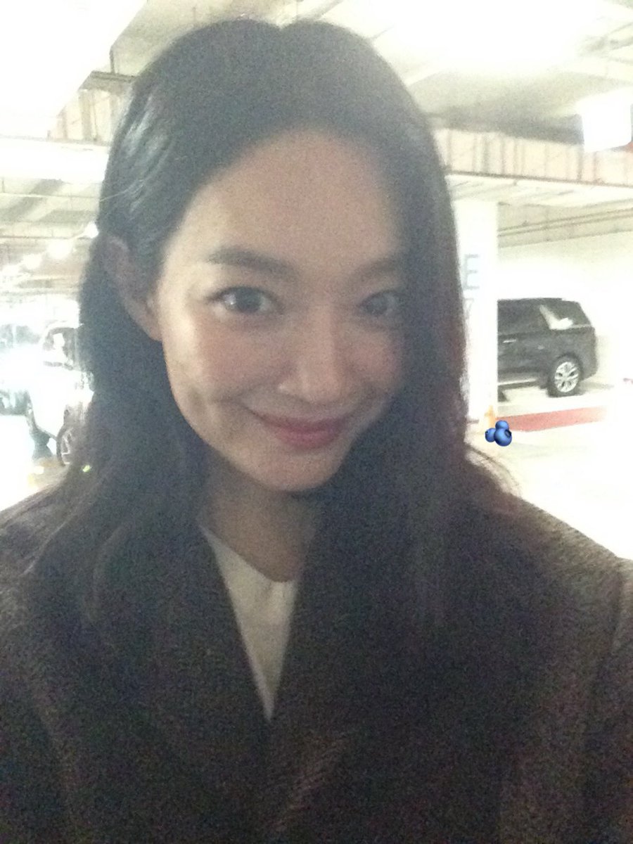 uimamin's tweet photo. 올드아이폰으로 셀카 부탁했고 존예셀카 나옴 💕💕

#신민아 https://t.co/4HszbgcjVF