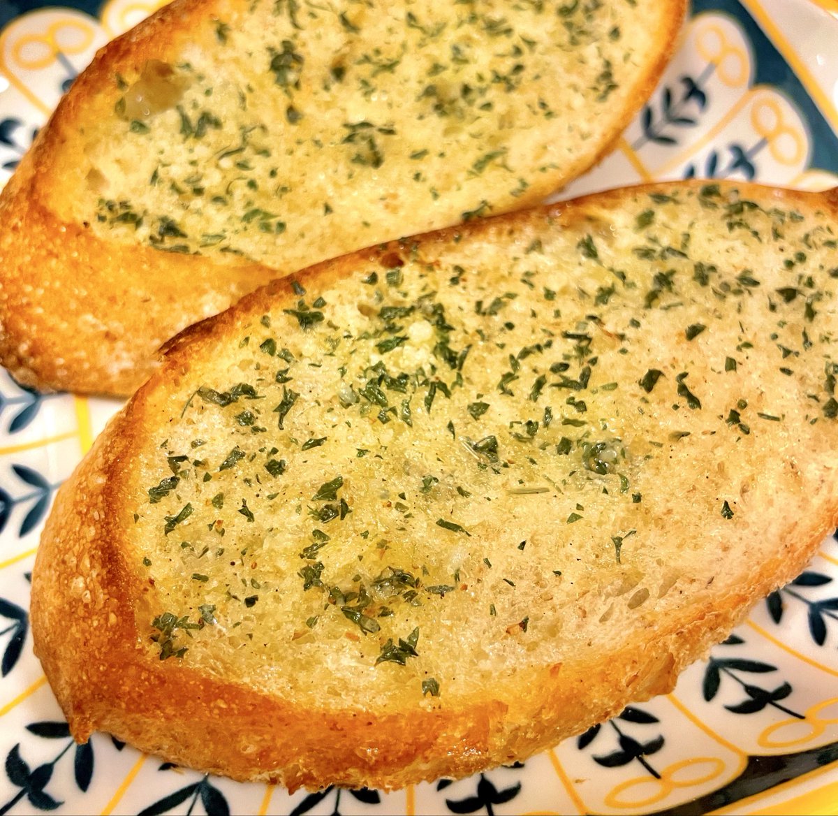 mgobmrg's tweet photo. BRUNOのホットプレートの深鍋でお肉たっぷりのミートソース的なものを作り、ガーリックトーストに塗りたくって食べた。美味中の美味。

#おうちごはん #料理好きな人と繋がりたい https://t.co/sZgdKYX6im