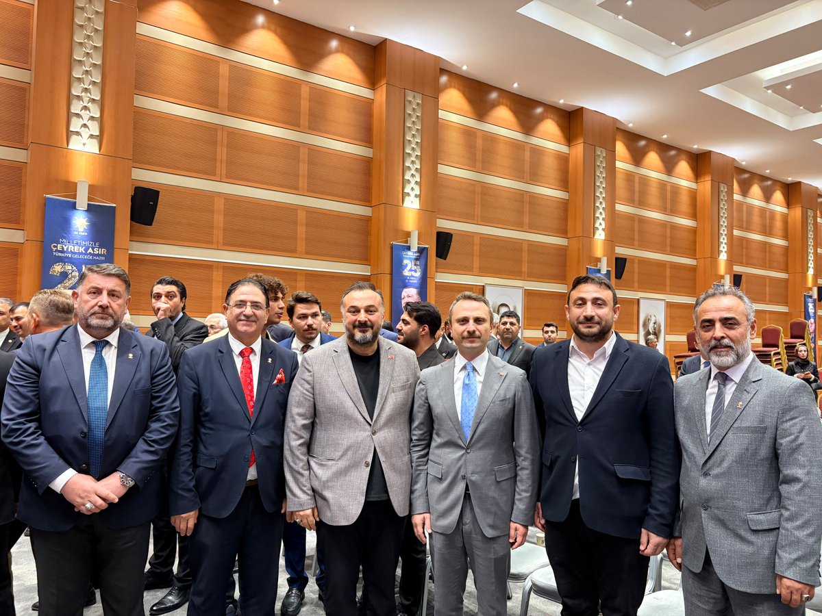 Behadir's tweet photo. AK Parti Maltepe teşkilatımıza katılan;

▪️ Önceki dönem CHP Maltepe Belediye Meclis Üyesi Murat Zeynel Ceylan,
▪️ Yeniden Refah Partisi İlçe Başkanı Erol Karakoç,
▪️ İYİ Parti İlçe Yönetim Kurulu Üyesi Erdem Çapanoğlu ve aramıza katılan tüm yol arkadaşlarımıza gönülden hoş geldiniz diyorum.

Birlik ve beraberliğimizle Maltepe’miz için omuz omuza çalışmaya devam edeceğiz.

Biz birlikte güçlüyüz, birlikte büyük bir aileyiz! 🇹🇷