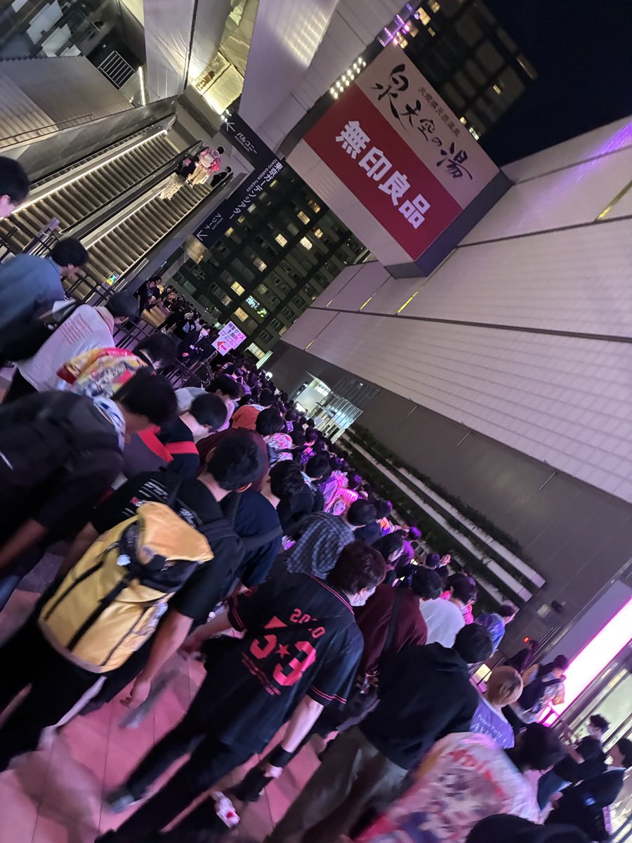 BanG_846's tweet photo. 生まれた場所から少し離れて
本当の夢のカタチに気づく
はるか高い空 見上げてたのは
いつでも帰れる 場所があるから https://t.co/9I0GlkGpkj
