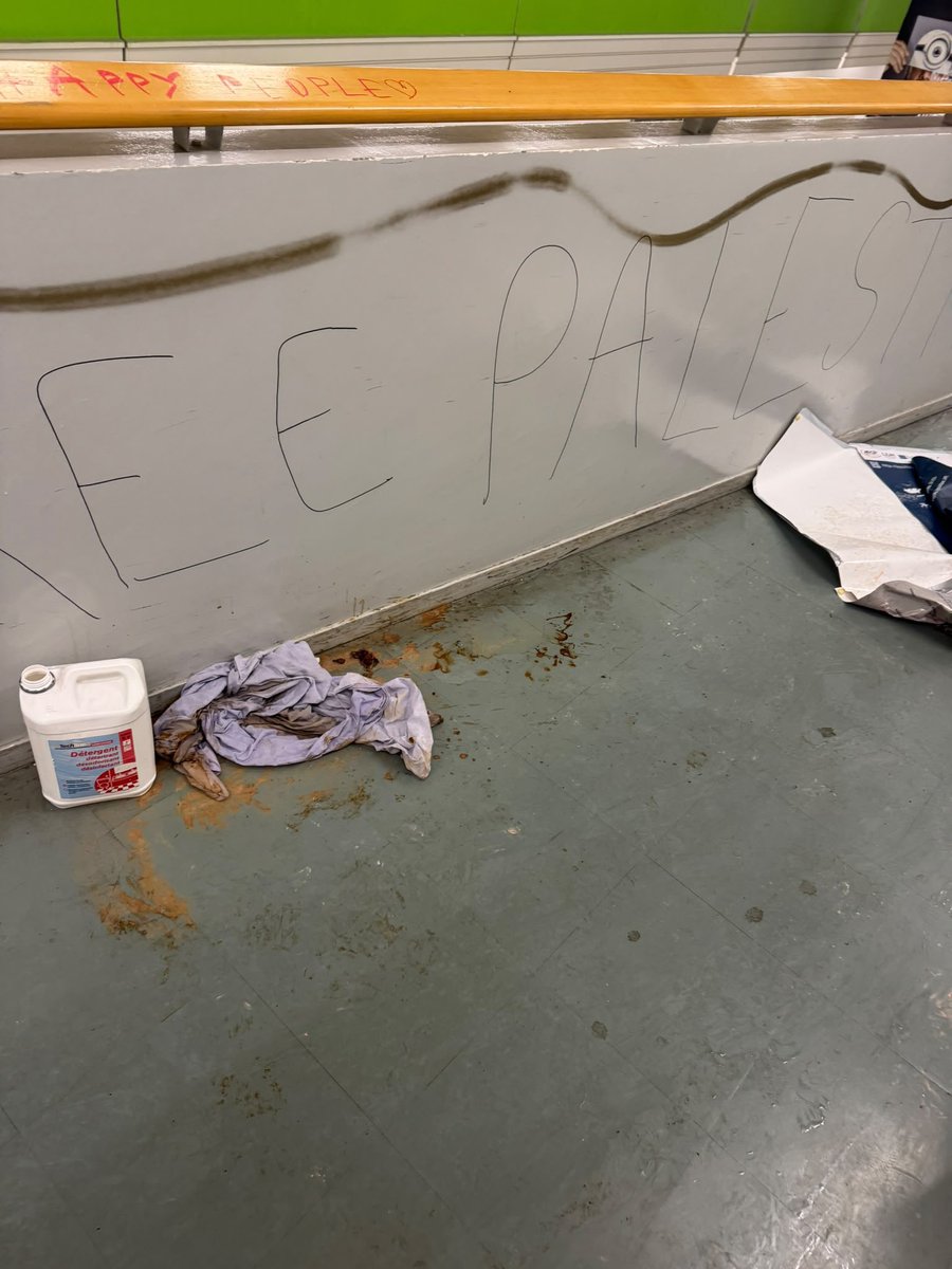 PoliceSCSI's tweet photo. Des étudiants réclameraient plus de moyens pour l’éducation ? À #Nantes, on trouve surtout une fac dévastée, des pavés entassés et des appels à la violence contre les policiers après l’occupation des lieux. Détruire un campus n’a jamais fait avancer l’école. Mais alimenter la haine des #FDO semble être devenu un fonds de commerce politique. À qui profite le crime ? #SoutienFDO
https://t.co/aCeqJOYLVu