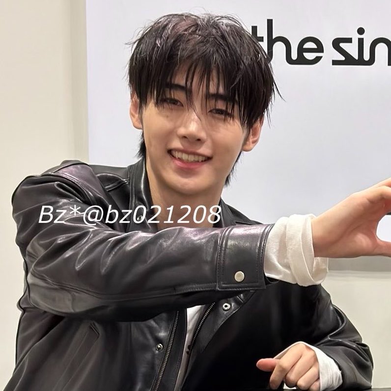 hoonikiz's tweet photo. look at him omg his smile, my cutiehoon 😭🤍 #sunghoon https://t.co/EBeCTbHMVz