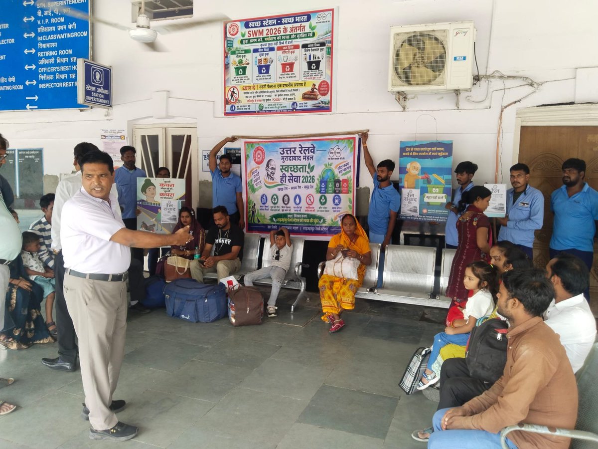 RailwayNorthern's tweet photo. स्वच्छता ही सेवा है! 

स्वच्छता पखवाड़ा के अंतर्गत शाहजहाँपुर जं. रेलवे स्टेशन पर यात्रियों के साथ ‘रेल जन संवाद’ आयोजित कर स्वच्छता के प्रति जागरूक किया गया। 

#SwachhataPakhwada #CleanlinessDrive #CleanStation #SpecialCampaign6.0 https://t.co/uWt3RCzVCi