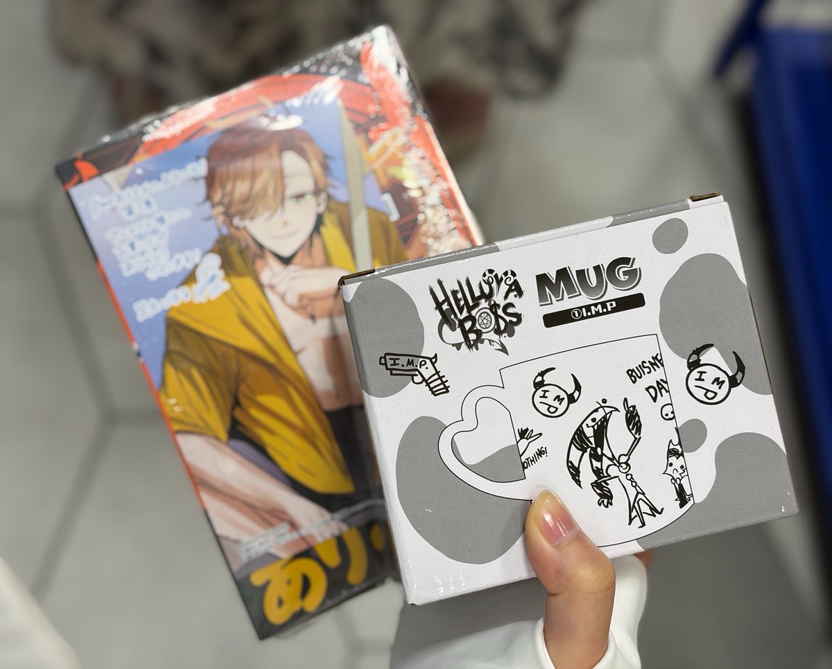 Rin89093222's tweet photo. 金欠だから見るだけ〜とか思って行ったらありさかさんいるしヘルヴァボスあったからいつの間にか買ってた… https://t.co/U5Juuhg9CW
