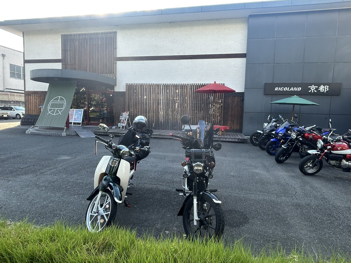 plenusdoor's tweet photo. ライコランドパトロール（喫煙所）は異常なしであります∠(｀･ω･´)ﾋﾞｼｯ
そして100万円のブレンボ((((；ﾟДﾟ))))ｶﾞｸｶﾞｸﾌﾞﾙﾌﾞﾙ
#ライコランド京都店
#スーパーカブ
#クロスカブ https://t.co/hc9obQ1c9x