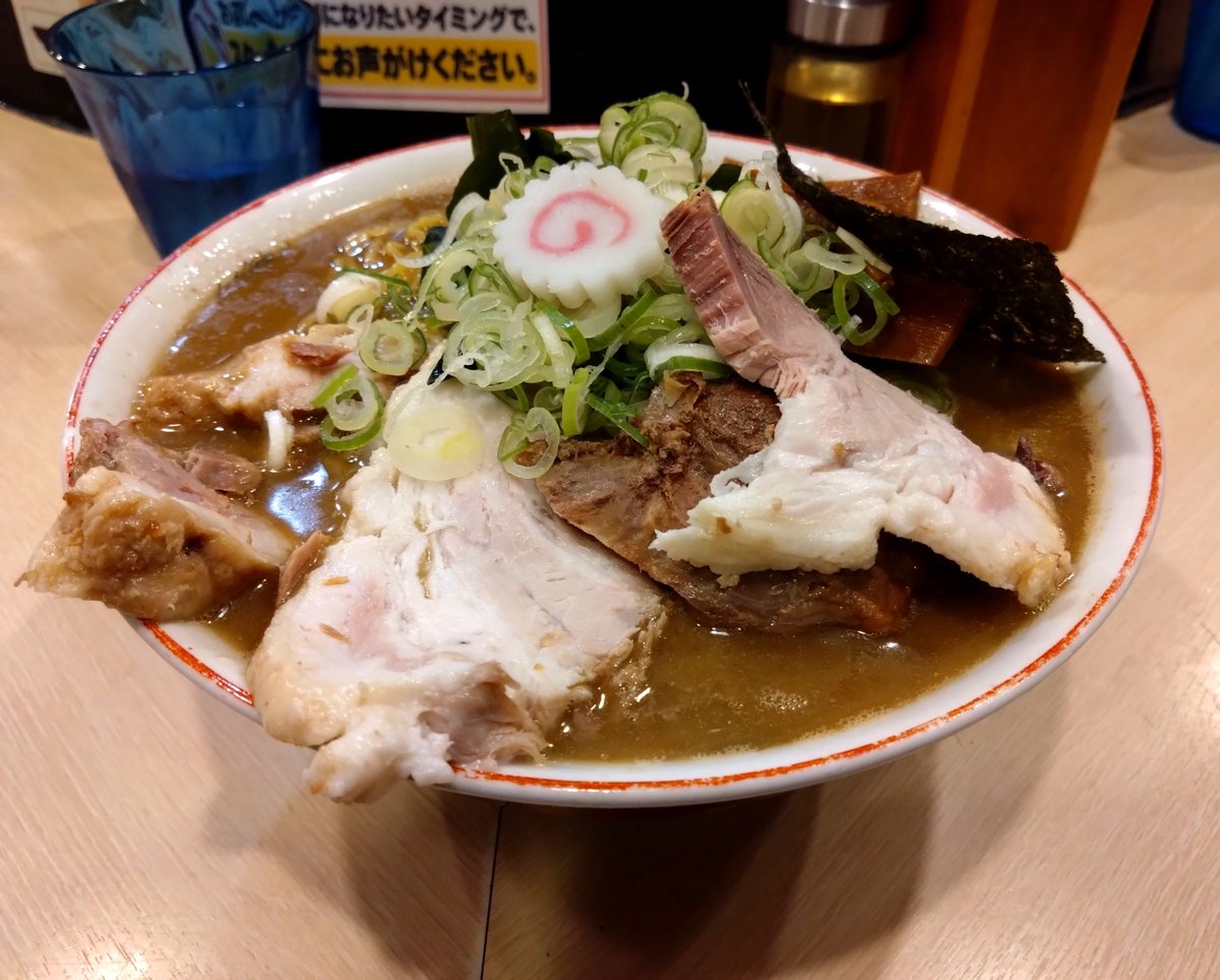 hi_le117's tweet photo. 麺や  六等星
過日分
濃い中華そば(細麺)
牡蠣エキス入り

ミッドナイトめちゃくちゃ混んでる！ちょっと時間潰して戻ってきたら少し落ち着いてたので並ぶ。太郎ちやんも居た。やや

スープ味する！てか今日の麺めちゃくちゃうまい！しなやかさが際立ってて、これはヤバい🤤これまた食べられるかなぁ https://t.co/VofshDwpE8