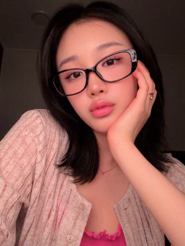 Asataka240104's tweet photo. One of the most underrated and hottest idols of all time. I’d kill to see her get railed or 🍇ed by a group of (preferably ♠️) cocks https://t.co/G9i34PSNTW