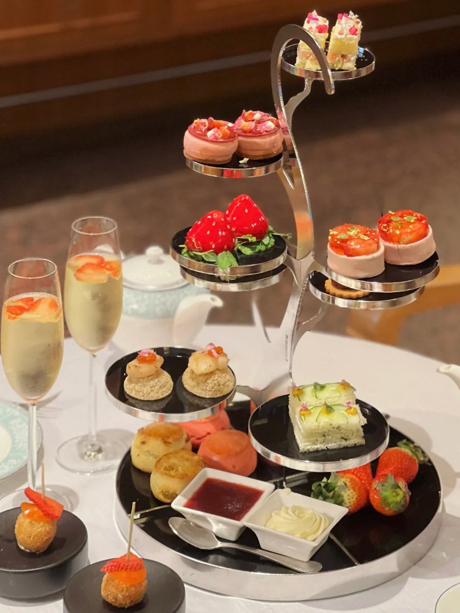 Raj_ygc's tweet photo. I love the color combination of this afternoon tea set, spending a saturday afternoon with my bestie. https://t.co/LPDu1kC5IU