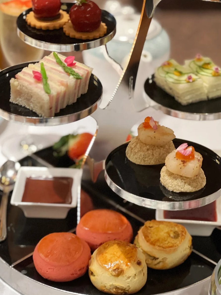Raj_ygc's tweet photo. I love the color combination of this afternoon tea set, spending a saturday afternoon with my bestie. https://t.co/LPDu1kC5IU