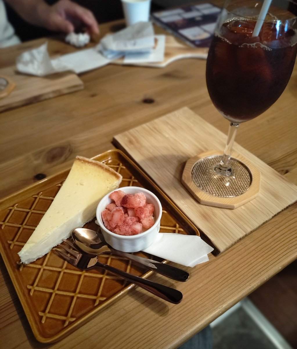 buri_bijou's tweet photo. チーズケーキを食べた父が「チーズケーキってこんなおいしいの？昔食べたのと全然違う！」と驚いてた。時代は進化するのよ、お父さん🤭 https://t.co/HU7sZ07aWU