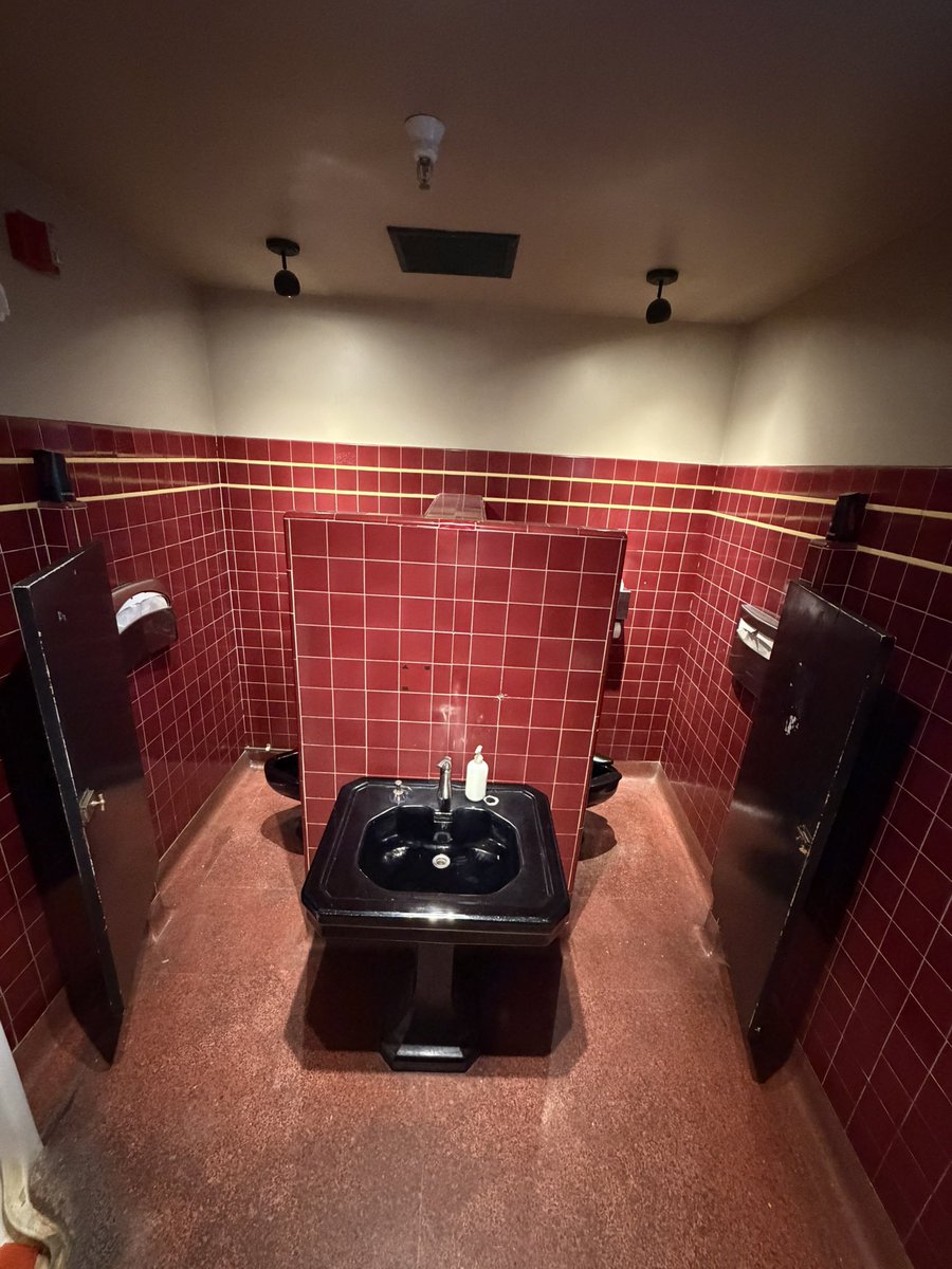 hunter_hhhh's tweet photo. saw this bathroom yesterday. in awe at the concept of the confessional toilet. 3d scanned it for future reference https://t.co/yiT2pLEoHY