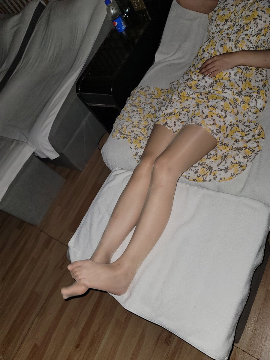 SilkLoverNTR's tweet photo. 看着很端庄贤惠的碎花裙美女前台。。。 https://t.co/NMt3FnAG42