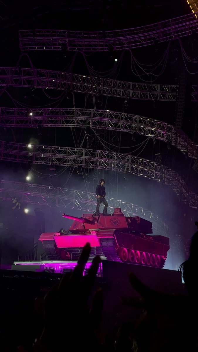 lanceolots's tweet photo. nite 1 https://t.co/2YawZa4Dh6