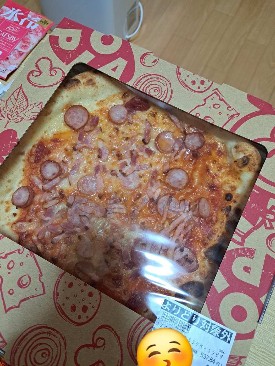 KA_7317_JU's tweet photo. 今日は娘と娘の彼氏と3人でピザパじゃーーー！！！🍕
。。。ロピアは車だしてもらわんと無理😂
自転車後ろカゴに斜めに乗せるしかなかった(笑)
ちょい具材片寄ったけど、食べたら同じや👍
他にもデザートとかも買ってあるー✩.*˚ https://t.co/qpRs0NP0jN