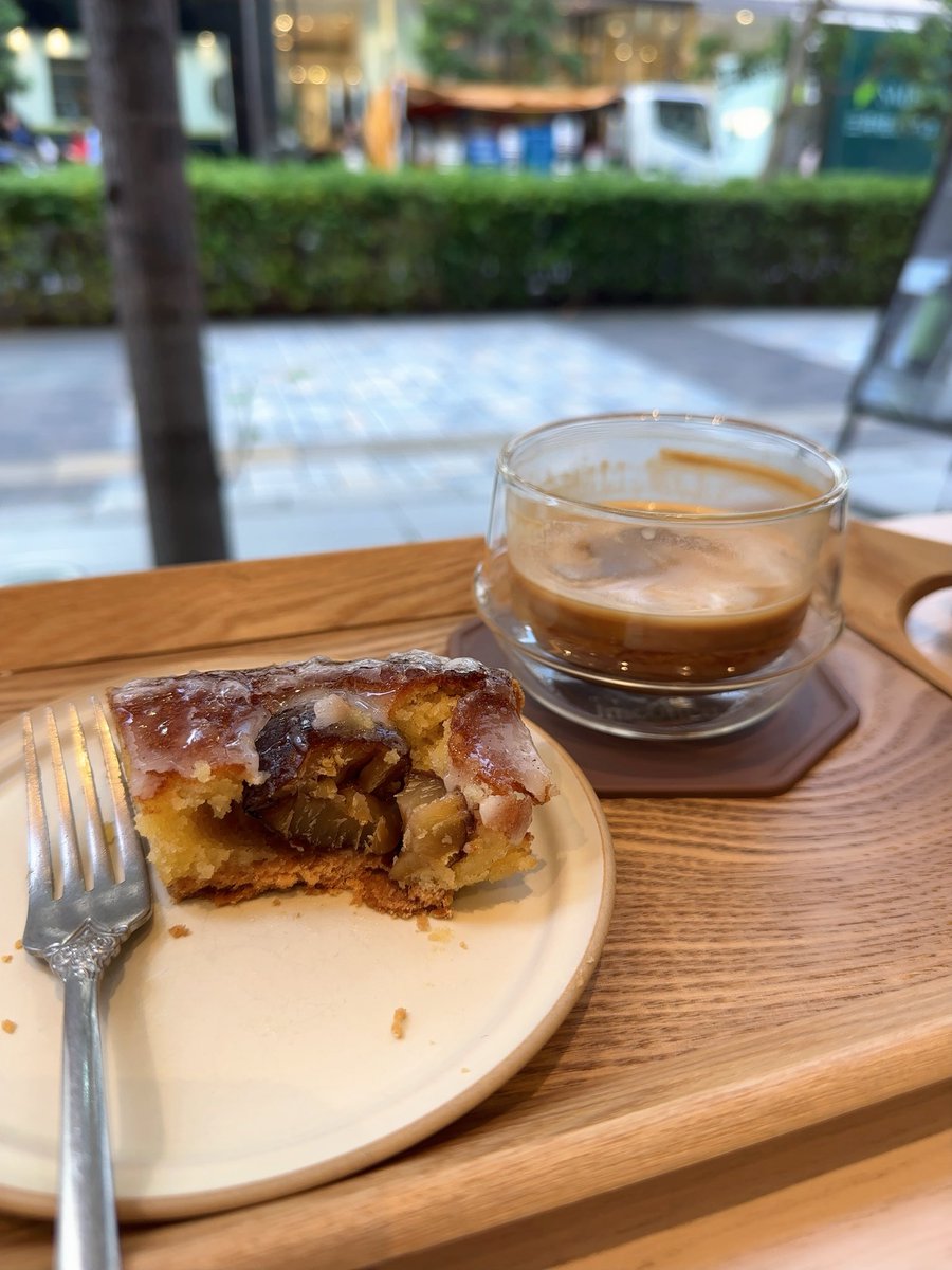 pii_paddington's tweet photo. ルミネ有楽町の目の前に新しくできたカフェに入ってみたらマロングラッセタルトとかいう魅力的すぎるものがあり、当然注文 https://t.co/2y3h7VWhw6