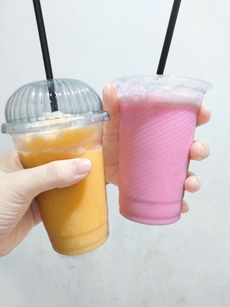 Miaravenglsta's tweet photo. tiba-tiba banget suami bawain pop ice pas gue lagi rebahan scroll tiktok

suami : kamu mau yang mana, yang mangga aja ya ?

gue : bentar aku cobain semuanya dulu ya,

suami : hmmm sambil liatin

gue : iya deng  yang mangga aja, kamu yang strawbery

suami : oke aku main game dulu https://t.co/Cmo1mGpjJD