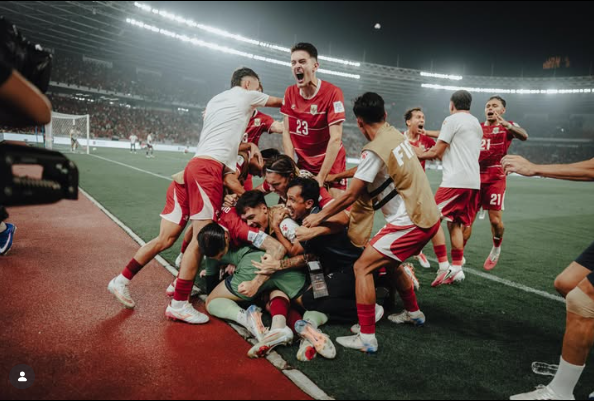 piala_talk's tweet photo. BREAKING NEWS!

Jalan menuju Piala Dunia 2030 mulai kebuka! Kabar bagus buat Garuda, kali ini Indonesia berpeluang langsung tancap gas dari Round 2 tanpa harus capek capek lewat babak pertama! 😭

Berdasarkan proyeksi ranking FIFA, Indonesia diprediksi masuk POT 3 bersama:

🇰🇬 Kirgistan
🇱🇧 Lebanon
🇰🇵 Korea Utara
🇰🇼 Kuwait
🇲🇾 Malaysia
🇵🇭 Filipina
🇮🇳 India
🇹🇲 Turkmenistan

🗓️ Drawing: 15 Desember 2026
⚽ Kualifikasi dimulai: 2027

Kalau skema ini diterapkan, Indonesia gak bakal satu grup dengan negara sesama Pot 3.

Dulu kita harus mulai dari Round 1, sekarang peluang langsung ke Round 2 terbuka lebar.

Era John Herdman, semoga mimpi Piala Dunia 2030 beneran kejadian! 

Menurut kalian, Garuda sanggup melangkah lebih jauh kali ini?