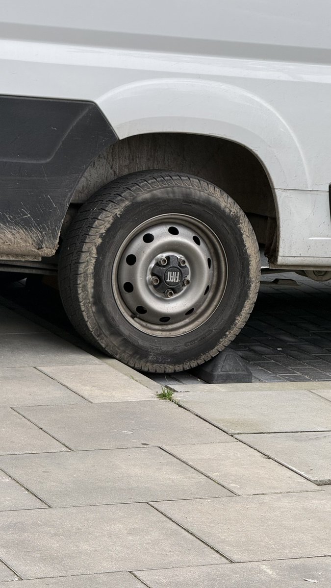 marek_2k22's tweet photo. Zawsze mnie zastanawiało jak to jest że te blokady na miejscach parkingowych po kilku miesiącach są już zepsute. 

Teraz już rozumiem, oczywiście dostawczak. Nie dość że nie płacą podatków w Polsce to jeszcze niszczą infrastrukturę drogową. https://t.co/o9SgEOeXlq